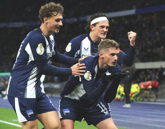 Michael Cuisance jubelt nach 1:0, Fabian Reese, Maurice Krattenmacher Freude Emotion Jubel Fußball Fussball DFB Pokal 2. Runde Herren Saison 2025 2026 28.10.2025 Hertha BSC Berlin vs. SV Elversberg DFL regulations prohibit any use of photographs as image sequences and or quasi-video