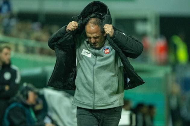 Frank Schmidt (FC Heidenheim, Chef-Trainer), ist enttäuscht enttaeuscht, unzufrieden, Geste, gestikuliert, GER, 1. FC Heidenheim vs. Hamburger SV, Fussball, DFB Pokal, 2. Runde, Spielzeit 2025 2026, 28.10.2025, DFL DFB REGULATIONS PROHIBIT ANY USE OF PHOTOGRAPHS AS IMAGE SEQUENCES AND OR QUASI-VIDEO, GER, 1. FC Heidenheim vs. Hamburger SV, Fussball, DFB Pokal, 2. Runde, Spielzeit 2025 2026, 28.10.2025 Heidenheim Copyright: xEibner-Pressefotox EP_EER