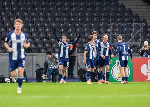 Fußball, Herren, Saison 2025 2026, DFB-Pokal (2. Runde), Hertha BSC - SV Elversberg, v. l. Sebastian Grönning (Hertha BSC), Michael Cuisance (Hertha BSC), Michal Karbownik (Hertha BSC), Linus Gechter (Hertha BSC), Fabian Reese (Hertha BSC), Julian Eitschberger (Hertha BSC), Jubel nach Tor zum 1:0, 28.10.2025, Copyright: xSebastianxRäppold MatthiasxKochx