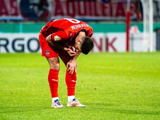 Stefan Schimmer (FC Heidenheim, 09) aergert sich nach einer verpatzten Flanke, GER, 1. FC Heidenheim vs. Hamburger SV, Fussball, DFB-Pokal, Spielzeit 2025 2026, 28.10.2025, DFB DFL regulations prohibit any use of photographs as image sequences and or quasi-video. GER, 1. FC Heidenheim vs. Hamburger SV, Fussball, DFB-Pokal, Spielzeit 2025 2026, 28.10.2025 Heidenheim Copyright: xMichaelxSchmidt Eibner-Pressefotx EP_MST