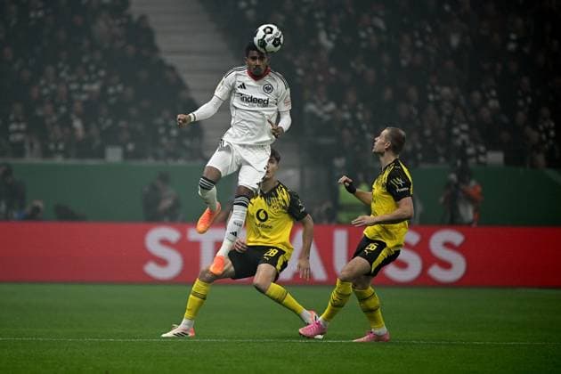 28.10.2025, xjhx, Fussball DFB Pokal 2.Runde, Eintracht Frankfurt - Borussia Dortmund v.l. Ansgar Knauff (Eintracht Frankfurt) Aaron Anselmino (Borussia Dortmund) Julian Ryerson (Borussia Dortmund) Zweikampf, Aktion, action, battle for the ball (DFL DFB REGULATIONS PROHIBIT ANY USE OF PHOTOGRAPHS as IMAGE SEQUENCES and or QUASI-VIDEO) Frankfurt am Main