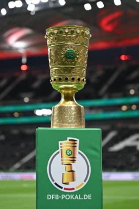 Fußball DFB-Pokal 2. Hauptrunde Eintracht Frankfurt - Borussia Dortmund am 28.10.2025 im Deutsche Bank Park in Frankfurt DFB-Pokal Symbolbild Pokal DFL regulations prohibit any use of photographs as image sequences and or quasi-video.