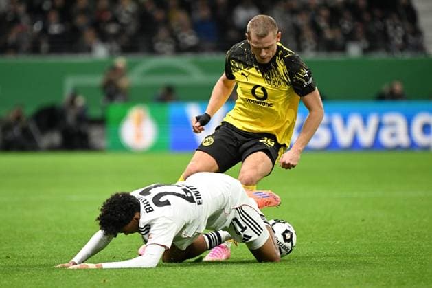 28.10.2025, xjhx, Fussball DFB Pokal 2.Runde, Eintracht Frankfurt - Borussia Dortmund v.l. Nathaniel Brown (Eintracht Frankfurt) Julian Ryerson (Borussia Dortmund) Zweikampf, Aktion, action, battle for the ball (DFL DFB REGULATIONS PROHIBIT ANY USE OF PHOTOGRAPHS as IMAGE SEQUENCES and or QUASI-VIDEO) Frankfurt am Main