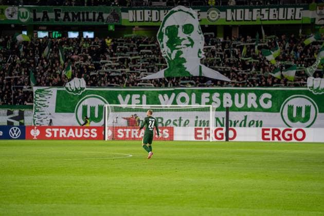 Deutschland, Fussball, DFB-Pokal, 2. Runde, 2025 2026, VfL Wolfsburg - Holstein Kiel am 28.10. in Wolfsburg (Volkswagen-Arena): Christian Eriksen (VfL Wolfsburg 24) vor der Fanchoreo Copyright: xSvenxHeidmannx