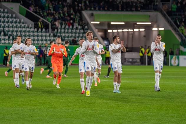 Deutschland, Fussball, DFB-Pokal, 2. Runde, 2025 2026, VfL Wolfsburg - Holstein Kiel am 28.10. in Wolfsburg (Volkswagen-Arena): Die Kiel Mannschaft begrüßt die mitgereisten Fans. Copyright: xSvenxHeidmannx