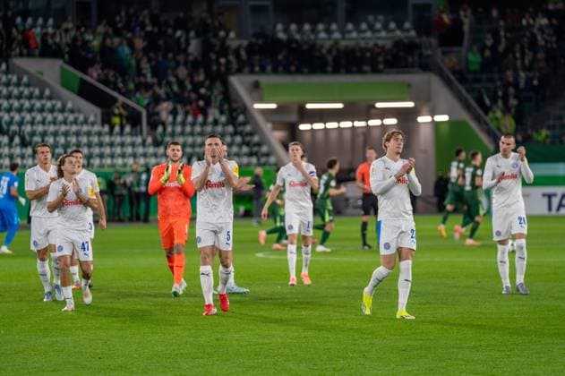 Deutschland, Fussball, DFB-Pokal, 2. Runde, 2025 2026, VfL Wolfsburg - Holstein Kiel am 28.10. in Wolfsburg (Volkswagen-Arena): Die Kiel Mannschaft begrüßt die mitgereisten Fans. Copyright: xSvenxHeidmannx