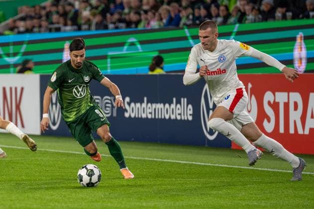 Deutschland, Fussball, DFB-Pokal, 2. Runde, 2025 2026, VfL Wolfsburg - Holstein Kiel am 28.10. in Wolfsburg (Volkswagen-Arena): Mohammed Amoura (VfL Wolfsburg 9) im Zweikampf mit David Zec (Holstein Kiel 26) Copyright: xSvenxHeidmannx