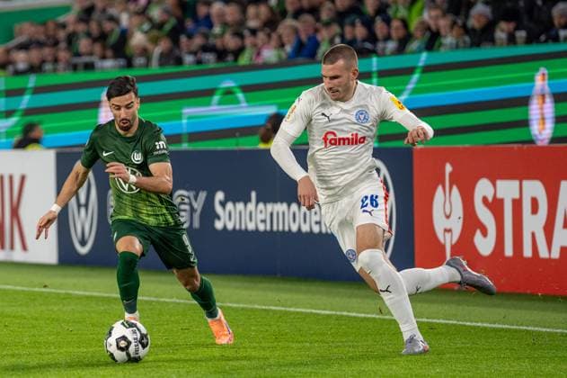 Deutschland, Fussball, DFB-Pokal, 2. Runde, 2025 2026, VfL Wolfsburg - Holstein Kiel am 28.10. in Wolfsburg (Volkswagen-Arena): Mohammed Amoura (VfL Wolfsburg 9) im Zweikampf mit David Zec (Holstein Kiel 26) Copyright: xSvenxHeidmannx