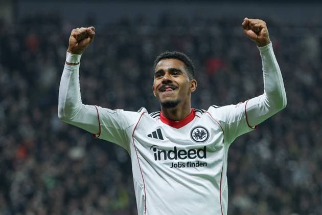 Fußball DFB Pokal - Eintracht Frankfurt - Borussia Dortmund am 28.10.2025 im Deutsche Bank Park in Frankfurt Jubel, Torjubel, Torschuetze, Torschütze Ansgar Knauff (Frankfurt 7) jubelt nach seinem Tor zum 1 zu 0