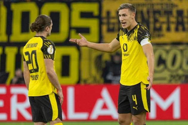 DFB-Pokal: Eintracht Frankfurt - Borussia Dortmund, 28.10.2025 Nico Schlotterbeck (Dortmund 4) redet mit Marcel Sabitzer (Dortmund 20) , Eintracht Frankfurt - Borussia Dortmund, Frankfurt, Deutsche Bank Park, 28.10.2025 Copyright: xBEAUTIFULxSPORTS Gawlikx