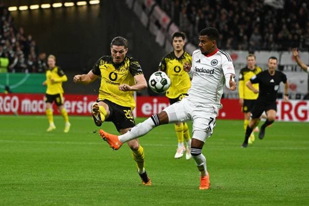 28.10.2025, xpsx, Fussball DFB Pokal 2.Runde, Eintracht Frankfurt - Borussia Dortmund v.l. Marcel Sabitzer (Borussia Dortmund) Ansgar Knauff (Eintracht Frankfurt) Zweikampf, Aktion, action, battle for the ball (DFL DFB REGULATIONS PROHIBIT ANY USE OF PHOTOGRAPHS as IMAGE SEQUENCES and or QUASI-VIDEO) Frankfurt am Main