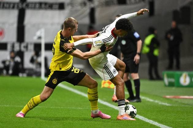 28.10.2025, xpsx, Fussball DFB Pokal 2.Runde, Eintracht Frankfurt - Borussia Dortmund v.l. Julian Ryerson (Borussia Dortmund) Nathaniel Brown (Eintracht Frankfurt) Zweikampf, Aktion, action, battle for the ball (DFL DFB REGULATIONS PROHIBIT ANY USE OF PHOTOGRAPHS as IMAGE SEQUENCES and or QUASI-VIDEO) Frankfurt am Main