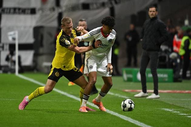 28.10.2025, xpsx, Fussball DFB Pokal 2.Runde, Eintracht Frankfurt - Borussia Dortmund v.l. Julian Ryerson (Borussia Dortmund) Nathaniel Brown (Eintracht Frankfurt) Zweikampf, Aktion, action, battle for the ball (DFL DFB REGULATIONS PROHIBIT ANY USE OF PHOTOGRAPHS as IMAGE SEQUENCES and or QUASI-VIDEO) Frankfurt am Main