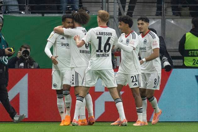 DFB-Pokal: Eintracht Frankfurt - Borussia Dortmund, 28.10.2025 Ansgar Knauff (Eintracht Frankfurt 7) erzielte das Tor den Treffer zum 1:0 und feiert mit Nathaniel Brown (Eintracht Frankfurt 21) & Mario Götze (Eintracht Frankfurt 27) & Arthur Theate (Eintracht Frankfurt 3) & Hugo Larsson (Eintracht Frankfurt 16), Eintracht Frankfurt - Borussia Dortmund, Frankfurt, Deutsche Bank Park, 28.10.2025 Copyright: xBEAUTIFULxSPORTS Gawlikx