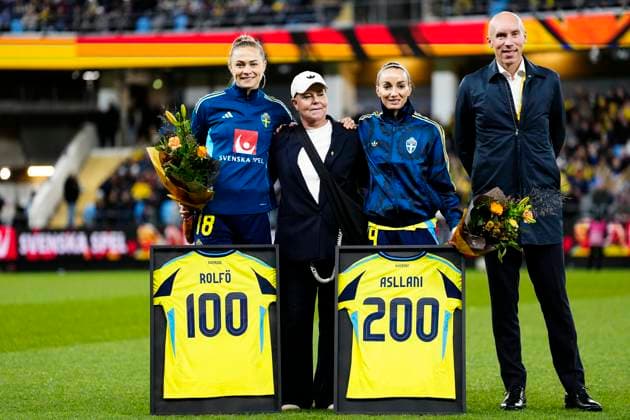 GÖTEBORG, SVERIGE 20251028 Sveriges Fridolina Rolfö och Kosovare Asllani firas av Marika Domanski Lyfors inför fotbollsdamernas Nations League-semifinal mellan Sverige och Spanien pa Gamla Ullevi i Göteborg, Sverige, tisdagen den 28 oktober, 2025. GÖTEBORG SVERIGE x9200x