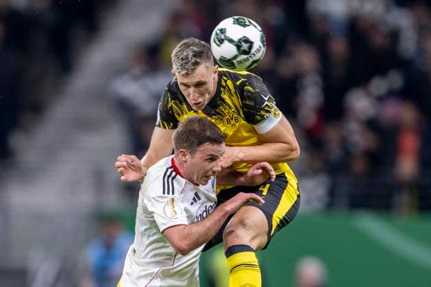 28.10.2025: Fußball: DFB Pokal, 2. Runde: Eintracht Frankfurt - Borussia Dortmund im Deutsche Bank Park. Mario Götze (Eintracht Frankfurt) (l) und Nico Schlotterbeck (Borussia Dortmund) kämpfen um den Ball. WICHTIGER HINWEIS: Gemäß den Vorgaben der DFL und des DFB ist es untersagt, in dem Stadion und oder vom Spiel angefertigte Fotoaufnahmen in Form von Sequenzbildern und oder videoähnlichen Fotostrecken zu verwerten bzw. verwerten zu lassen. Copyright: xDavidxInderliedx