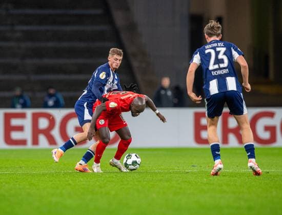 Fußball, Herren, Saison 2025 2026, DFB-Pokal (2. Runde), Hertha BSC - SV Elversberg, v. l. Michael Cuisance (Hertha BSC), Amara Conde (Elversberg), Kennet Eichhorn (Hertha BSC), 28.10.2025, Copyright: xSebastianxRäppold MatthiasxKochx