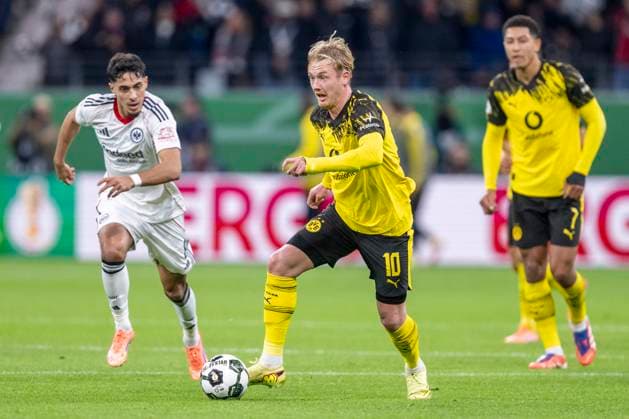 28.10.2025: Fußball: DFB Pokal, 2. Runde: Eintracht Frankfurt - Borussia Dortmund im Deutsche Bank Park. Julian Brandt (Borussia Dortmund) läuft mit dem Ball am Fuß. WICHTIGER HINWEIS: Gemäß den Vorgaben der DFL und des DFB ist es untersagt, in dem Stadion und oder vom Spiel angefertigte Fotoaufnahmen in Form von Sequenzbildern und oder videoähnlichen Fotostrecken zu verwerten bzw. verwerten zu lassen. Copyright: xDavidxInderliedx