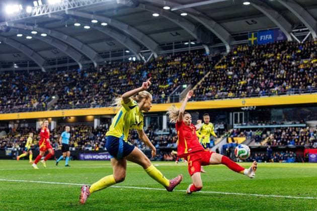 251028 Smilla Holmberg of Sweden and Olga Carmona of Spain during the Women s Nations League semifinal between Sweden and Spain on October 28, 2025 in Gothenburg. Photo: Michael Erichsen BILDBYRAN COP 89 MI0896 fotboll football soccer fotball nations league uefa womens nations league semifinal semifinals sverige sweden spanien spain dam bbeng Copyright: MICHAELxERICHSEN BB251028MI013