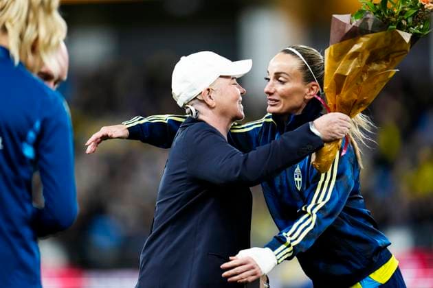 GOTHENBURG, SWEDEN 20251028 Sweden s Fridolina Rolfö and Kosovare Asllani are celebrated by Marika Domanski Lyfors ahead of the women s soccer Nations League semi-final between Sweden and Spain at Gamla Ullevi in Gothenburg, Sweden, Tuesday, Oct. 28, 2025. GÖTEBORG SWEDEN x9200x