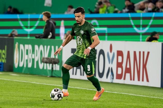 Deutschland, Fussball, DFB-Pokal, 2. Runde, 2025 2026, VfL Wolfsburg - Holstein Kiel am 28.10. in Wolfsburg (Volkswagen-Arena): Mohammed Amoura (VfL Wolfsburg 9) dribbelt Copyright: xSvenxHeidmannx