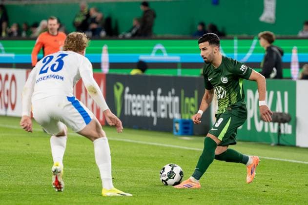 Deutschland, Fussball, DFB-Pokal, 2. Runde, 2025 2026, VfL Wolfsburg - Holstein Kiel am 28.10. in Wolfsburg (Volkswagen-Arena): Mohammed Amoura (VfL Wolfsburg 9) im Zweikampf mit Lasse Rosenboom (Holstein Kiel 23) Copyright: xSvenxHeidmannx