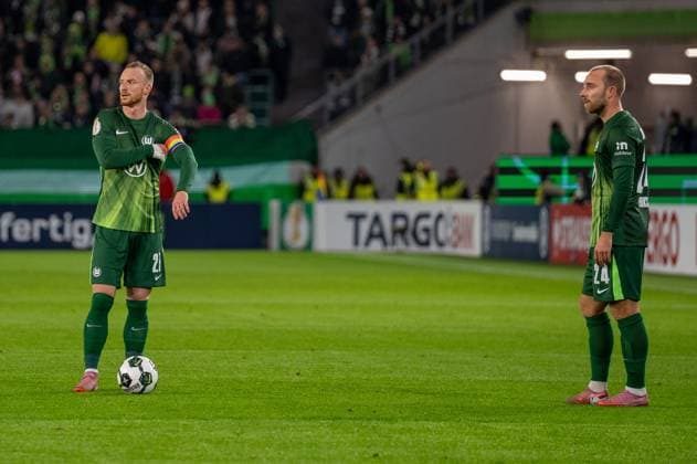 Deutschland, Fussball, DFB-Pokal, 2. Runde, 2025 2026, VfL Wolfsburg - Holstein Kiel am 28.10. in Wolfsburg (Volkswagen-Arena): Maximilian Arnold (VfL Wolfsburg 27) und Christian Eriksen (VfL Wolfsburg 24) besprechen sich vor einem Freistoß. Copyright: xSvenxHeidmannx