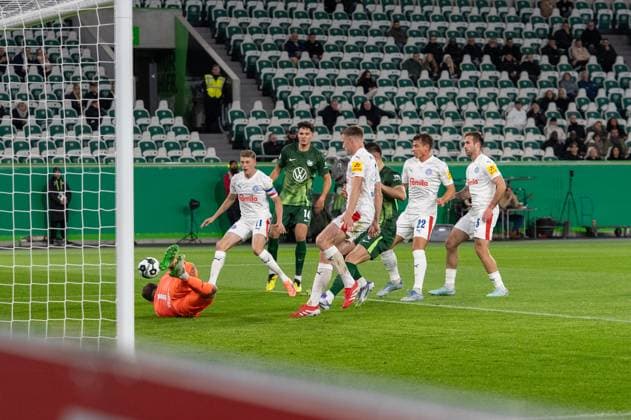 Deutschland, Fussball, DFB-Pokal, 2. Runde, 2025 2026, VfL Wolfsburg - Holstein Kiel am 28.10. in Wolfsburg (Volkswagen-Arena): Chance Wolfsburg nach Freistoß Christian Eriksen (VfL Wolfsburg 24) Copyright: xSvenxHeidmannx