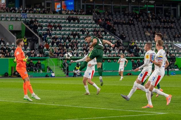 Deutschland, Fussball, DFB-Pokal, 2. Runde, 2025 2026, VfL Wolfsburg - Holstein Kiel am 28.10. in Wolfsburg (Volkswagen-Arena): Konstantinos Koulierakis (VfL Wolfsburg 4) mit einem Kopfball Copyright: xSvenxHeidmannx