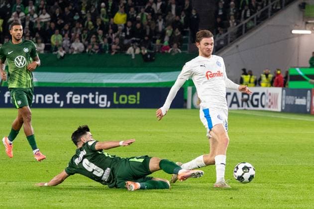 Deutschland, Fussball, DFB-Pokal, 2. Runde, 2025 2026, VfL Wolfsburg - Holstein Kiel am 28.10. in Wolfsburg (Volkswagen-Arena): Zweikampf zwischen Mohammed Amoura (VfL Wolfsburg 9) und Magnus Knudsen (Holstein Kiel 24) Copyright: xSvenxHeidmannx