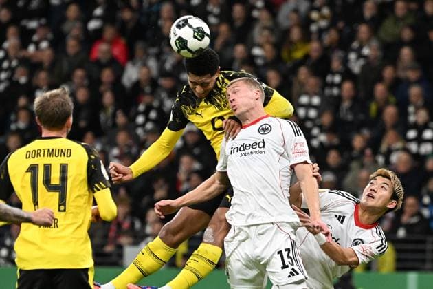 28.10.2025, xjhx, Fussball DFB Pokal 2.Runde, Eintracht Frankfurt - Borussia Dortmund v.l. Jobe Bellingham (Borussia Dortmund) Rasmus Kristensen (Eintracht Frankfurt) Ritsu Doan (Eintracht Frankfurt) Zweikampf, Aktion, action, battle for the ball (DFL DFB REGULATIONS PROHIBIT ANY USE OF PHOTOGRAPHS as IMAGE SEQUENCES and or QUASI-VIDEO) Frankfurt am Main