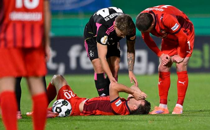 Luca Kerber 1. FC Heidenheim 1846 FCH (20) verletzt Verletzung Luka Vuskovic Hamburger SV HSV (44) Budu Zivzivadze Siwsiwadse 1. FC Heidenheim 1846 FCH (11) kuemmern sich 1. FC Heidenheim 1846 FCH vs Hamburger SV HSV DFB-Pokal Zweite Runde 28.10.2025 DFL REGULATIONS PROHIBIT ANY USE OF PHOTOGRAPHS AS IMAGE SEQUENCES AND OR QUASI-VIDEO 1. FC Heidenheim 1846 FCH vs Hamburger SV HSV