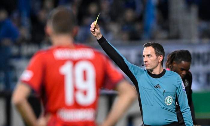 Schiedsrichter Referee Benjamin Brand zeigt Trainer Coach Frank Schmidt 1. FC Heidenheim 1846 FCH (nicht im Bild) gelbe Karte gelb Verwarnung 1. FC Heidenheim 1846 FCH vs Hamburger SV HSV DFB-Pokal Zweite Runde 28.10.2025 DFL REGULATIONS PROHIBIT ANY USE OF PHOTOGRAPHS AS IMAGE SEQUENCES AND OR QUASI-VIDEO 1. FC Heidenheim 1846 FCH vs Hamburger SV HSV
