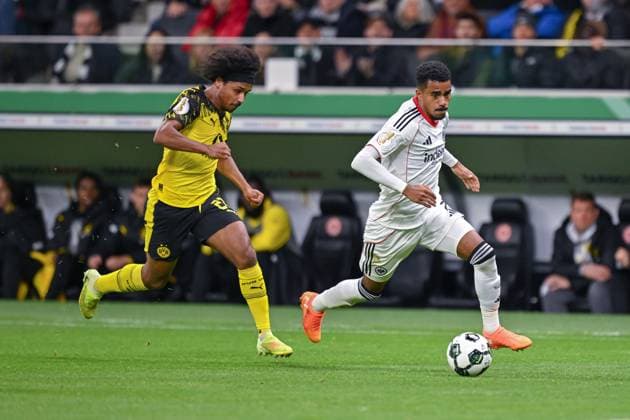 26.10.2025, Fussball, DFB-Pokal, 2.Runde, Saison 2025 2026, Eintracht Frankfurt - Borussia Dortmund, Karim Adeyemi (Borussia Dortmund), Ansgar Knauff (Eintracht Frankfurt) xRHR-FOTO TKx Copyright: RHR-FOTOx RHR-FOTO TK