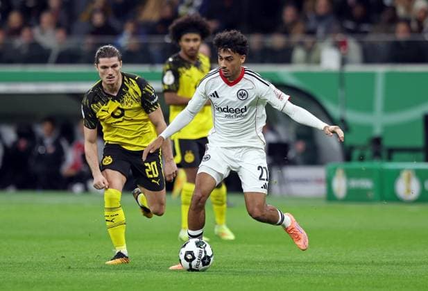 28.10.2025, xovx, Fußball DFB-Pokal, 2. Runde, Eintracht Frankfurt - Borussia Dortmund v.l. Marcel Sabitzer (Borussia Dortmund), Karim Adeyemi (Borussia Dortmund), Nathaniel Brown (Eintracht Frankfurt) (DFL DFB REGULATIONS PROHIBIT ANY USE OF PHOTOGRAPHS as IMAGE SEQUENCES and or QUASI-VIDEO) emspor Frankfurt am Main