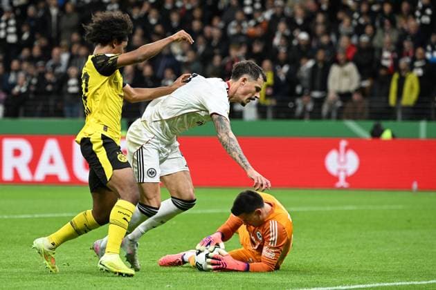 28.10.2025, xjhx, Fussball DFB Pokal 2.Runde, Eintracht Frankfurt - Borussia Dortmund v.l. Karim Adeyemi (Borussia Dortmund) Robin Koch (Eintracht Frankfurt) Michael Zetterer (Eintracht Frankfurt) Zweikampf, Aktion, action, battle for the ball (DFL DFB REGULATIONS PROHIBIT ANY USE OF PHOTOGRAPHS as IMAGE SEQUENCES and or QUASI-VIDEO) Frankfurt am Main