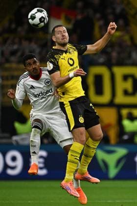 28.10.2025, xjhx, Fussball DFB Pokal 2.Runde, Eintracht Frankfurt - Borussia Dortmund v.l. Ansgar Knauff (Eintracht Frankfurt) Waldemar Anton (Borussia Dortmund) Zweikampf, Aktion, action, battle for the ball (DFL DFB REGULATIONS PROHIBIT ANY USE OF PHOTOGRAPHS as IMAGE SEQUENCES and or QUASI-VIDEO) Frankfurt am Main