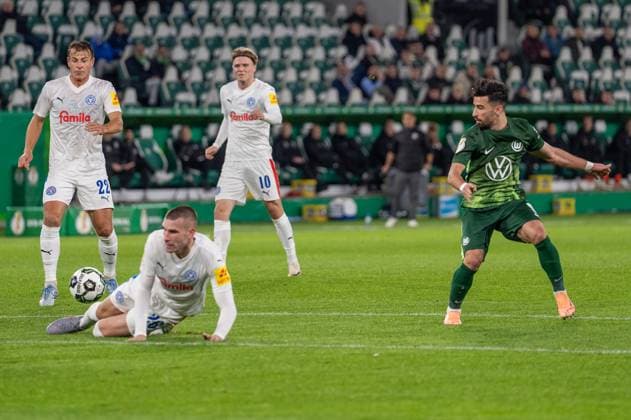 Deutschland, Fussball, DFB-Pokal, 2. Runde, 2025 2026, VfL Wolfsburg - Holstein Kiel am 28.10. in Wolfsburg (Volkswagen-Arena): Torschuss Mohammed Amoura (VfL Wolfsburg 9) Copyright: xSvenxHeidmannx