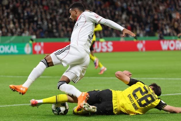Ansgar Knauff (Eintracht Frankfurt , Nr. 7) im Zweikampf mit Aaron Anselmino (Borussia Dortmund, Nr. 28), Eintracht Frankfurt - Borussia Dortmund, DFB-Pokal , Pokal, Saison 2025 2026, 28.10.2025, Frankfurt Deutsche Bank Park Deutschland