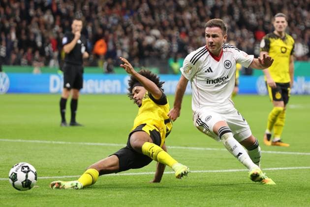 Mario Götze, Goetze (Eintracht Frankfurt, Nr. 27) im Zweikampf mit Karim David Adeyemi (Borussia Dortmund, Nr. 27), Eintracht Frankfurt - Borussia Dortmund, DFB-Pokal , Pokal, Saison 2025 2026, 28.10.2025, Frankfurt Deutsche Bank Park Deutschland