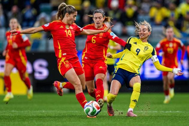 251028 Laia Aleixandri and Aitana Bonmati of Spain against Kosovare Asllani of Sweden during the Women s Nations League semifinal between Sweden and Spain on October 28, 2025 in Gothenburg. Photo: Carl Sandin BILDBYRAN kod CS MI0896 fotboll football soccer fotball nations league uefa womens nations league semifinal semifinals sverige sweden spanien spain dam bbeng Copyright: CARLxSANDIN BB251028CS018