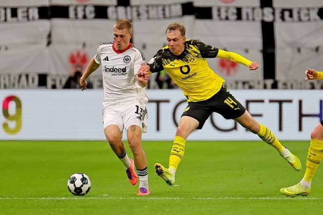 Frankfurt, Deutschland 28. Oktober 2025: DFB Pokal - 2025 2026 - Eintracht Frankfurt vs. Borussia Dortmund Im Bild: v. li. im Zweikampf Rasmus Kristensen (Frankfurt) gegen Maximilian Beier (Dortmund). DFB regulations prohibit any use of photographs as image sequences and or quasi-video Deutsche Bank Park Hessen Copyright: xFotostandx xRacochax