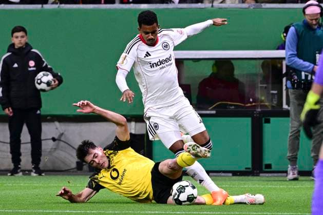 Aaron Anselmino 28 (Borussia Dortmund) im Zweikampf mit Ansgar Knauff 7 (Eintracht Frankfurt), Eintracht Frankfurt vs. Borussia Dortmund, DFB-Pokal, 2. Runde, 28.10.2025 DFB regulations prohibit any use of photographs as image sequences and or quasi-video Frankfurt Hessen Deutschland