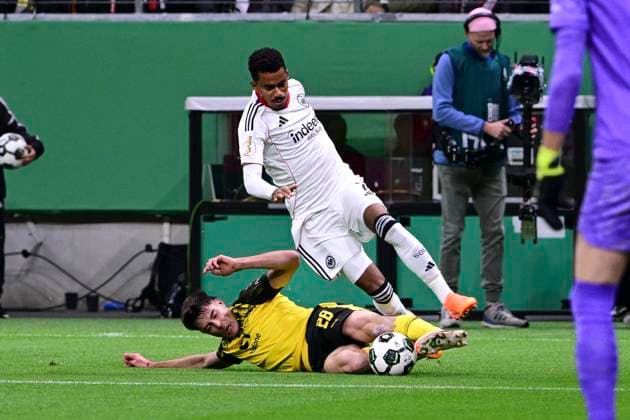 Aaron Anselmino 28 (Borussia Dortmund) im Zweikampf mit Ansgar Knauff 7 (Eintracht Frankfurt), Eintracht Frankfurt vs. Borussia Dortmund, DFB-Pokal, 2. Runde, 28.10.2025 DFB regulations prohibit any use of photographs as image sequences and or quasi-video Frankfurt Hessen Deutschland