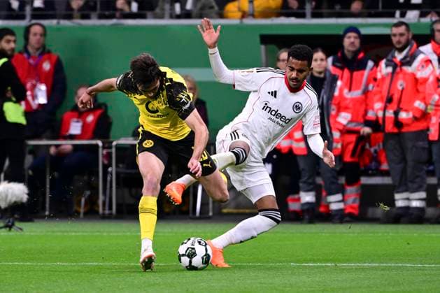 Aaron Anselmino 28 (Borussia Dortmund) im Zweikampf mit Ansgar Knauff 7 (Eintracht Frankfurt), Eintracht Frankfurt vs. Borussia Dortmund, DFB-Pokal, 2. Runde, 28.10.2025 DFB regulations prohibit any use of photographs as image sequences and or quasi-video Frankfurt Hessen Deutschland