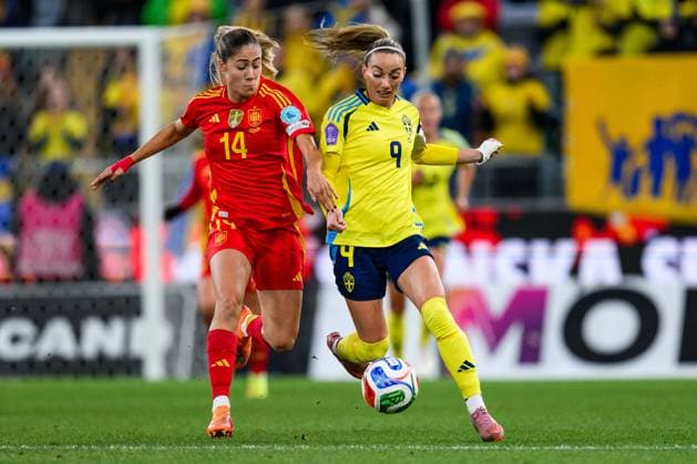 251028 Laia Aleixandri of Spain and Kosovare Asllani of Sweden during the Women s Nations League semifinal between Sweden and Spain on October 28, 2025 in Gothenburg. Photo: Carl Sandin BILDBYRAN kod CS MI0896 fotboll football soccer fotball nations league uefa womens nations league semifinal semifinals sverige sweden spanien spain dam bbeng Copyright: CARLxSANDIN BB251028CS020