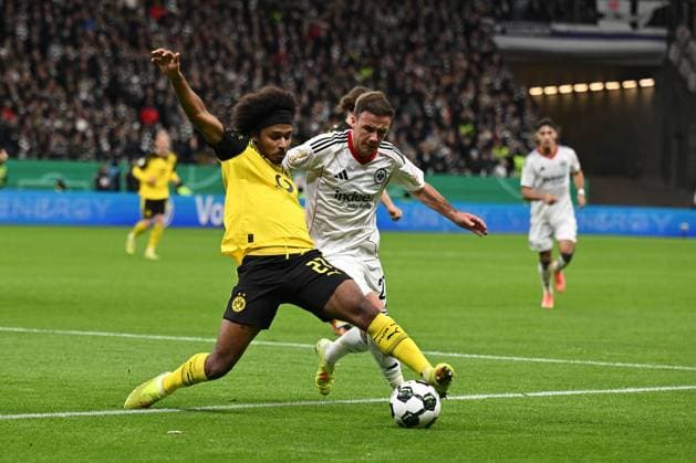 28.10.2025, xpsx, Fussball DFB Pokal 2.Runde, Eintracht Frankfurt - Borussia Dortmund v.l. Karim Adeyemi (Borussia Dortmund) Mario Götze Goetze (Eintracht Frankfurt) Zweikampf, Aktion, action, battle for the ball (DFL DFB REGULATIONS PROHIBIT ANY USE OF PHOTOGRAPHS as IMAGE SEQUENCES and or QUASI-VIDEO) Frankfurt am Main