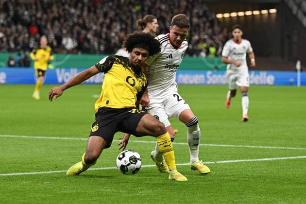 28.10.2025, xpsx, Fussball DFB Pokal 2.Runde, Eintracht Frankfurt - Borussia Dortmund v.l. Karim Adeyemi (Borussia Dortmund) Mario Götze Goetze (Eintracht Frankfurt) Zweikampf, Aktion, action, battle for the ball (DFL DFB REGULATIONS PROHIBIT ANY USE OF PHOTOGRAPHS as IMAGE SEQUENCES and or QUASI-VIDEO) Frankfurt am Main