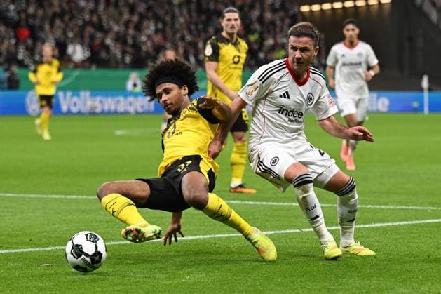 28.10.2025, xpsx, Fussball DFB Pokal 2.Runde, Eintracht Frankfurt - Borussia Dortmund v.l. Karim Adeyemi (Borussia Dortmund) Mario Götze Goetze (Eintracht Frankfurt) Zweikampf, Aktion, action, battle for the ball (DFL DFB REGULATIONS PROHIBIT ANY USE OF PHOTOGRAPHS as IMAGE SEQUENCES and or QUASI-VIDEO) Frankfurt am Main
