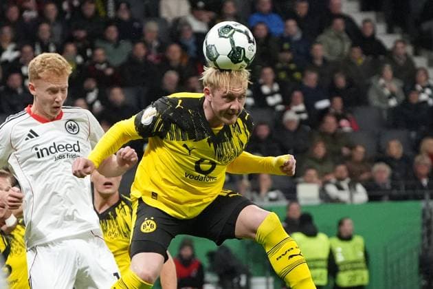 Kopfball Julian Brandt (Borussia Dortmund, BVB) - Frankfurt 28.10.2025: Eintracht Frankfurt vs. Borussia Dortmund, Deutsche Bank Park, 2. Runde DFB-Pokal